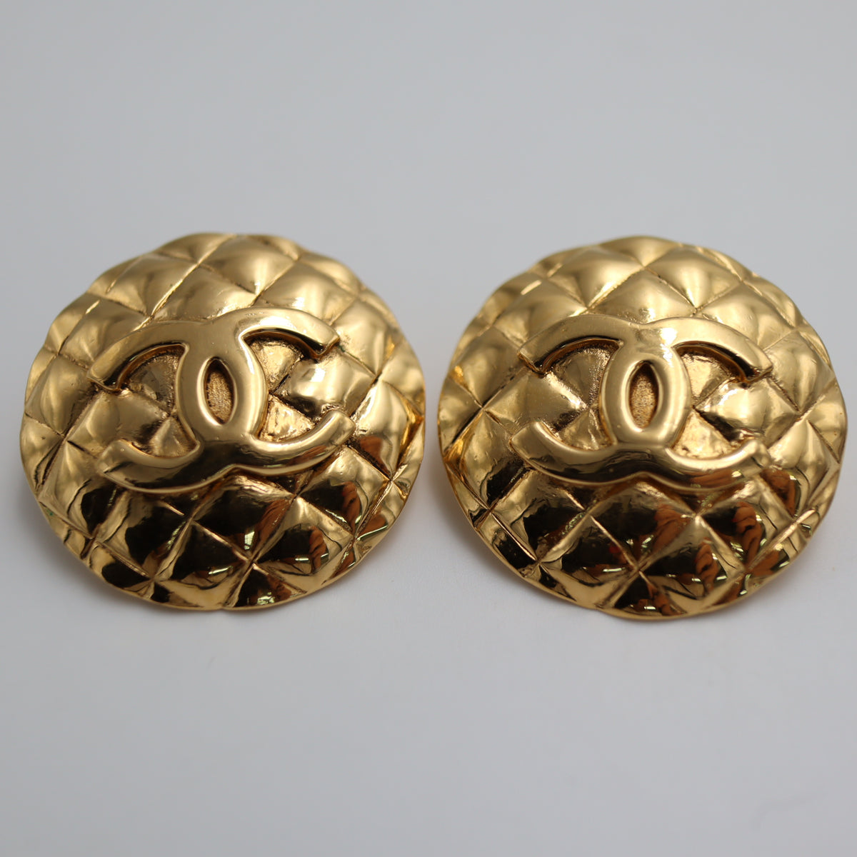 Pre-Owned #1941 CHANEL Earrings COCO Mark Matelasse Vintage Gold