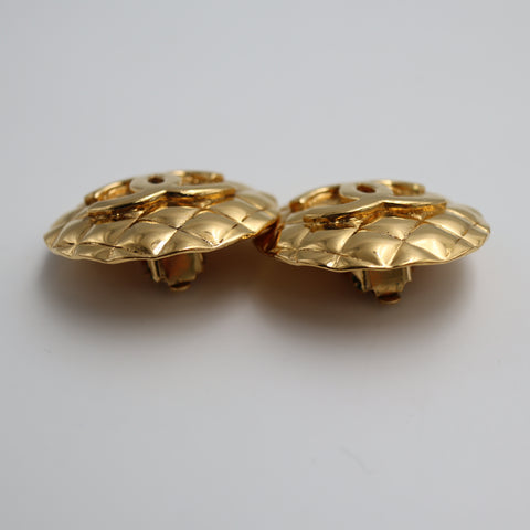 Pre-Owned #1941 CHANEL Earrings COCO Mark Matelasse Vintage Gold