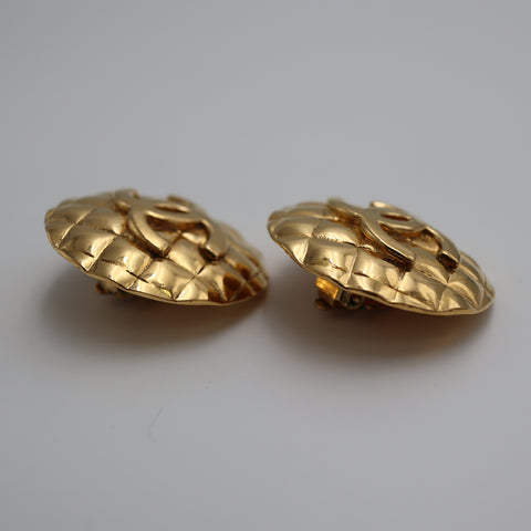 Pre-Owned #1941 CHANEL Earrings COCO Mark Matelasse Vintage Gold