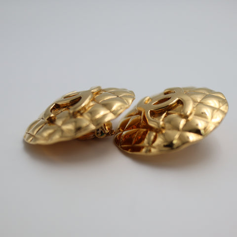 Pre-Owned #1941 CHANEL Earrings COCO Mark Matelasse Vintage Gold